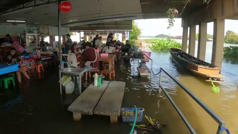 Thai Chin River bursts and floods restaurant