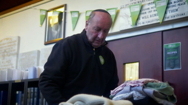 Alan Levy Mitzvah Günü'ne yardım ediyor