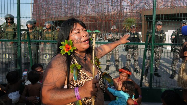 亞歷山德拉·科拉普 (Alessandra Corapp) 在 COP30 上提出抗議。照片：美聯社