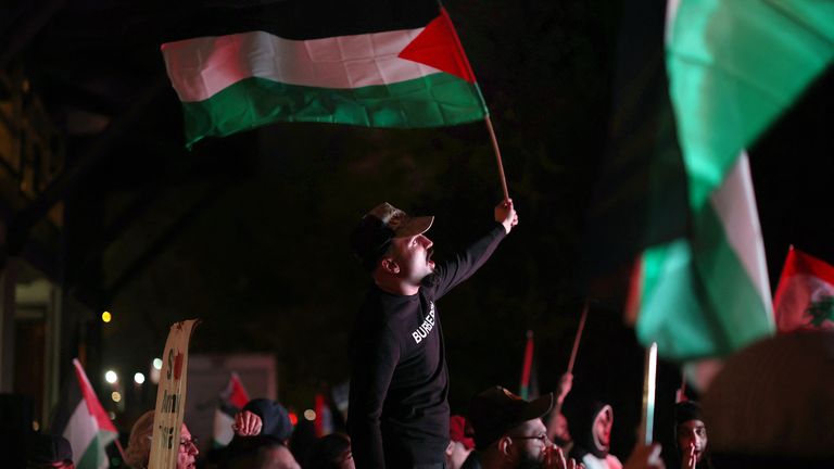 Manifestantes são fotografados fora do estádio antes da partida. Foto do arquivo: Reuters