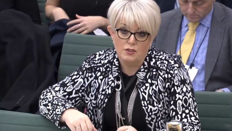 Kocası Garry'nin gençlerden oluşan bir çete tarafından öldürüldüğü kampanyanın savunucusu Barones Newlove öldü | İngiltere Haberleri