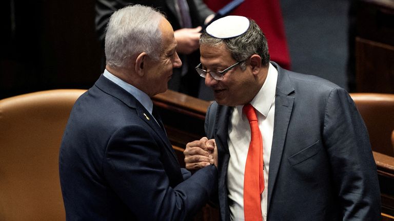 Benjamin Netanyahu dan Itamar Ben Gvir berjabat tangan. Foto: Reuters