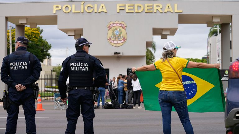 Os apoiadores de Bolsonaro manifestaram-se em frente à sede da polícia. Foto: AP