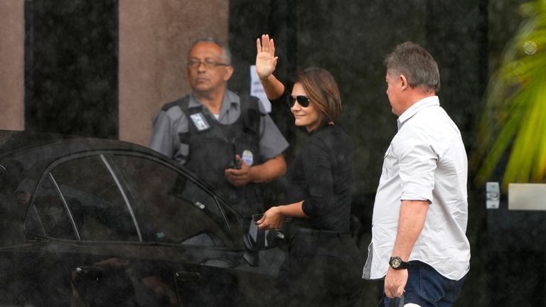 La ex primera dama de Brasil, Michelle Bolsonaro, visitó a su marido en la comisaría el domingo. Imagen: P.A.
