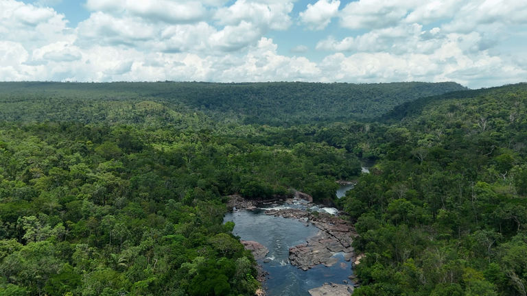 Uma cachoeira em território Kayapó no Brasil