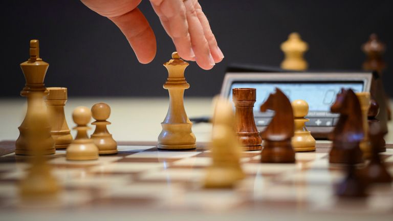 Magnus Carlsen move sua dama. Foto: AP