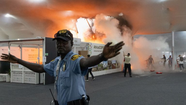 As pessoas foram evacuadas da área. Foto: Reuters