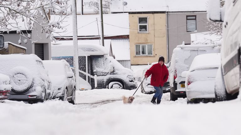 UK Snow Chaos: Amber & Yellow Warnings Disrupt Travel