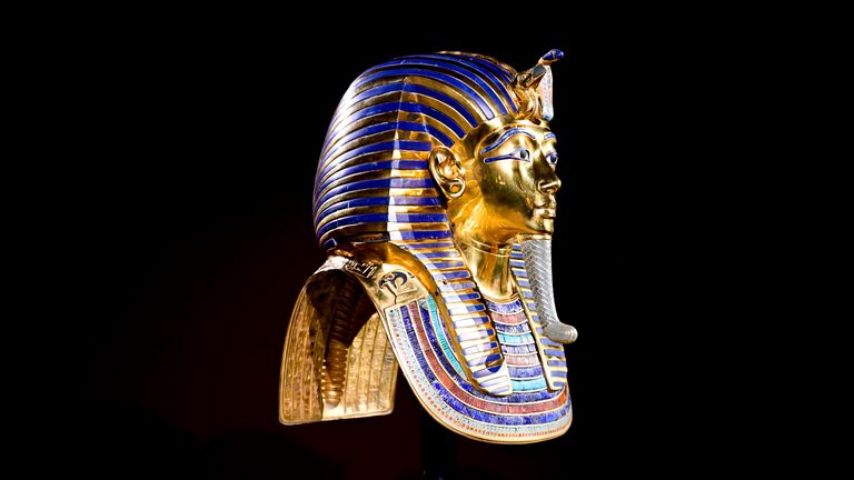Orijinal sergi Tutankhamun sergisi dünyayı dolaştı, ancak mezarının içeriği artık bir yüzyıldan beri ilk kez bütünüyle sergileniyor. Resim: AP