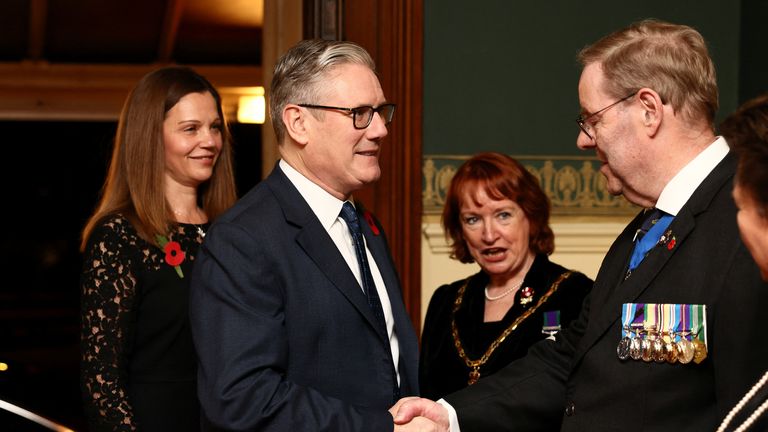 Sör Keir Starmer'a eşi Leydi Victoria Starmer (solda) eşlik etti. Resim: PA