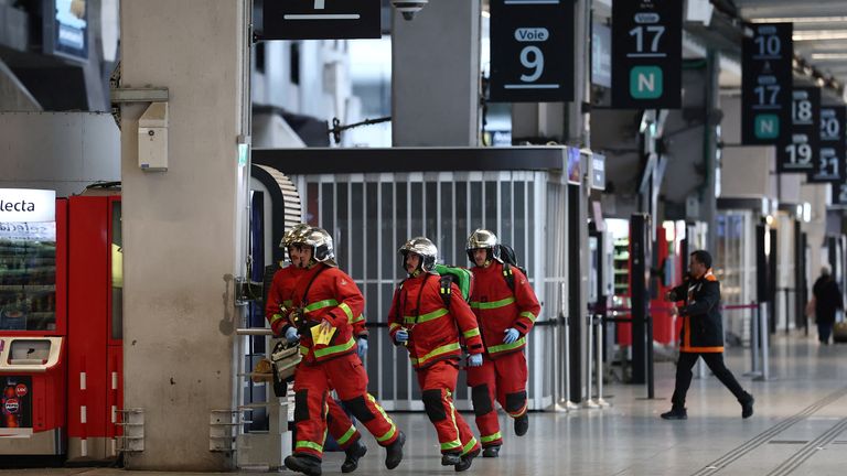 skynews-france-firefighters_7082047 Polícia atira e fere homem com faca na estação ferroviária de Paris | Notícias do mundo