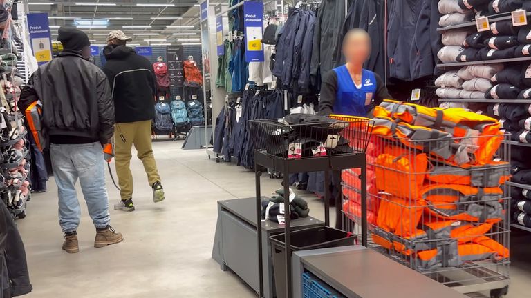 Lifejackets are restocked in Decathlon