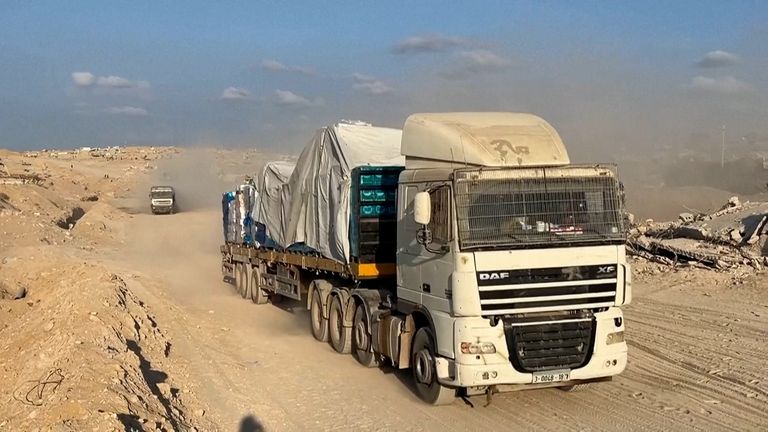 Trucks enter Zikim crossing