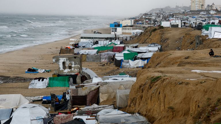 雨天，加沙地帶中部流離失所的巴勒斯坦人使用的帳篷。照片：路透社