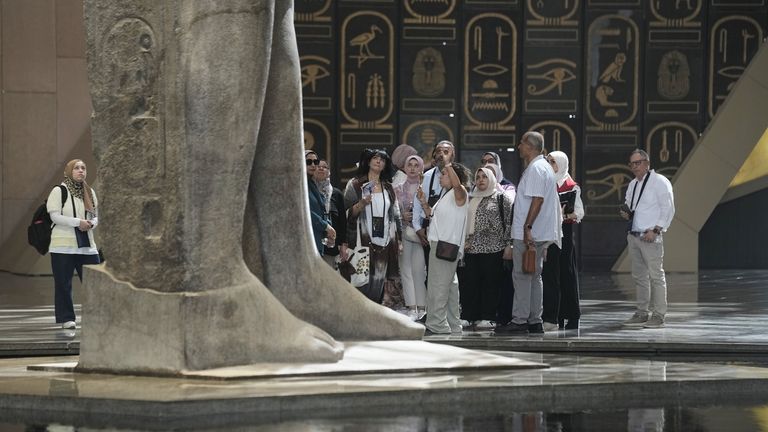 Turistler Firavun Ramses II'nin ayaklarının dibinde duruyor. Resim: AP