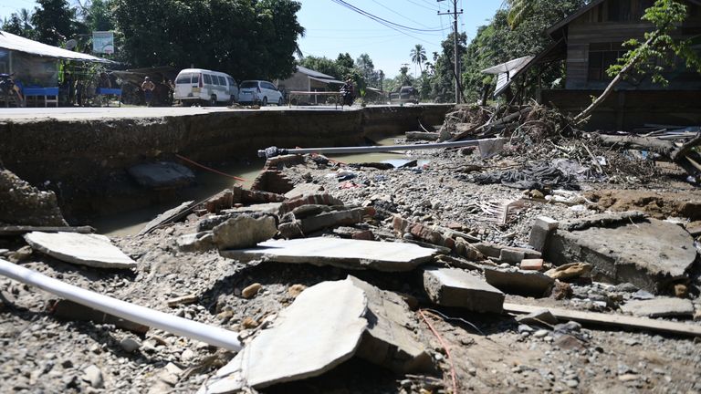 Droga poważnie zniszczona przez gwałtowną powódź w Bireun, prowincja Aceh, Indonezja. Zdjęcie: AP