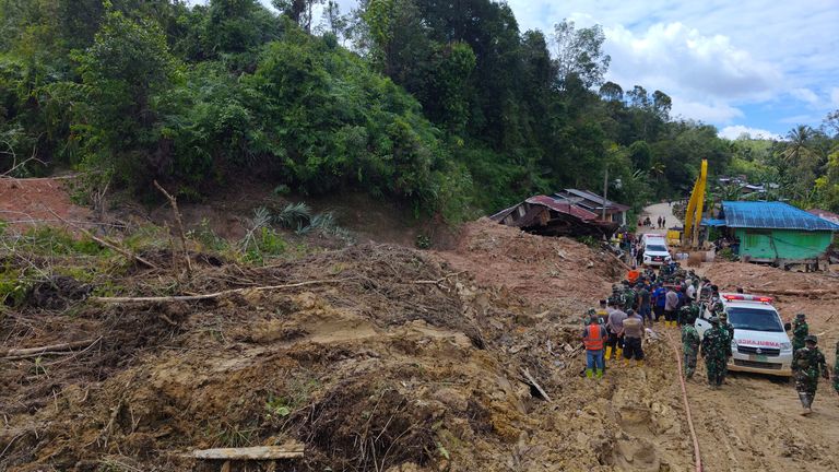 Ratownicy szukają ofiar na miejscu osuwiska w Adiankoting na Sumatrze Północnej w Indonezji. Zdjęcie: AP