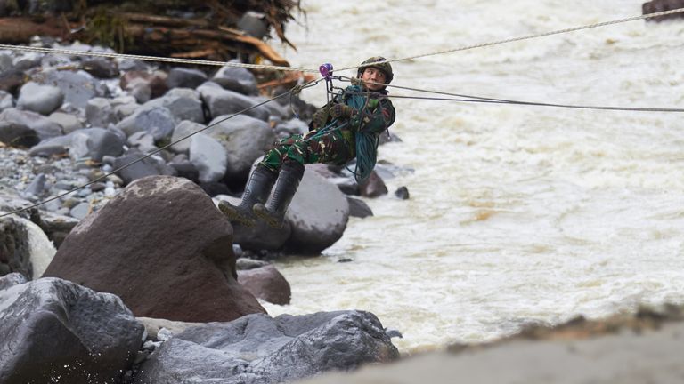 Żołnierz używa lin, aby przekroczyć rzekę podczas operacji poszukiwawczej w Tanah Datar na Zachodniej Sumatrze w Indonezji. Zdjęcie: AP