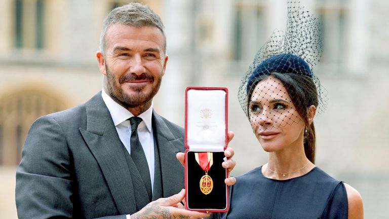 Sir David Beckham, eşi Lady Victoria ile birlikte, bir törenle Şövalye Lisansı unvanını aldıktan sonra  