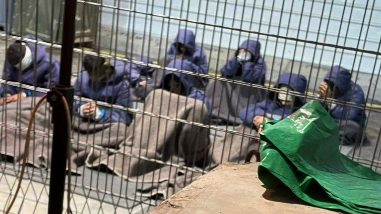 Tahanan Palestina yang ditangkap di Gaza terlihat di penjara militer Sde Teiman di Israel. Foto: Memecah Kesunyian melalui AP