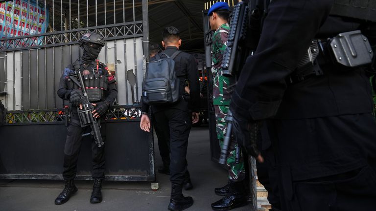 skynews-jakarta-explosion-mosque_7074593 Pelo menos 55 feridos após múltiplas explosões atingirem mesquita na Indonésia | Notícias do mundo