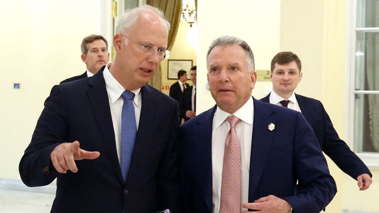 Kirill Dmitriev e Steve Witkoff durante reunião em São Petersburgo, Rússia, em abril. Foto: Reuters