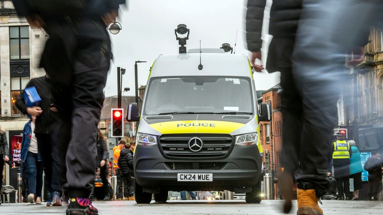 Batı Yorkshire Polisi tarafından Leeds'te konuşlandırılan canlı bir yüz tanıma aracı. Dosya resmi: PA
