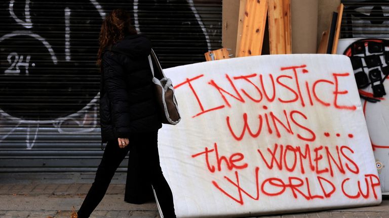 Kobieta przechodzi obok graffiti namalowanych na materacach potępiających pana Rubialesa. Fot: Reuters