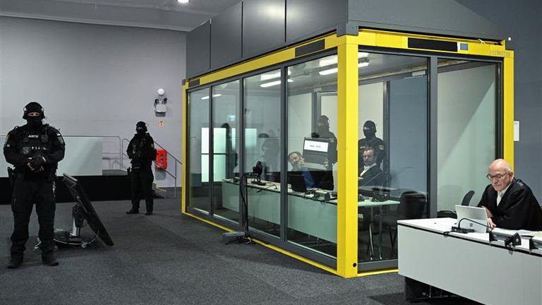 Ruang sidang yang dipesan khusus dikatakan menghabiskan biaya jutaan. Foto: Reuters