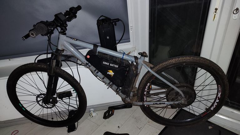 E-rower śledzony przez drużynę dronów. Zdjęcie: Policja z Greater Manchester