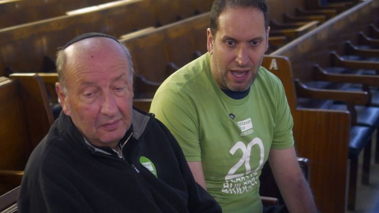 Marc Levy (sağda), antisemitizm tehdidinin azalmadığını söylüyor