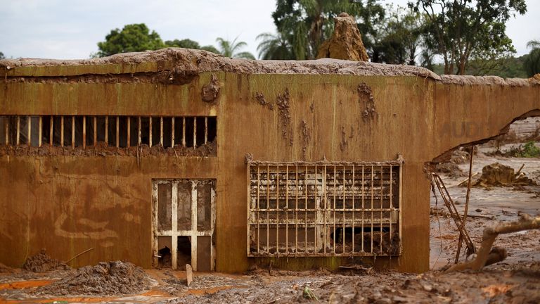 Sebuah rumah rusak di distrik Bento Rodrigues. Foto: Reuters 