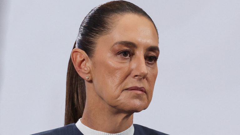 skynews-mexico-president-claudia-sheinbaum_7073692 Presidente do México, Claudia Sheinbaum, apresenta queixa após incidente de apalpação | Notícias do mundo