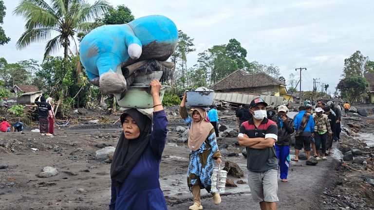 Ludzie byli zmuszeni do opuszczenia swoich domów. Zdjęcie: AP