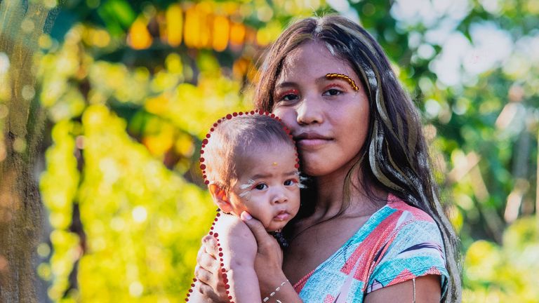 對藝術品的“干預”“成為抗議和證詞的視覺形式”。照片：萊蒂西亞·巴爾韋德斯/Munduruku