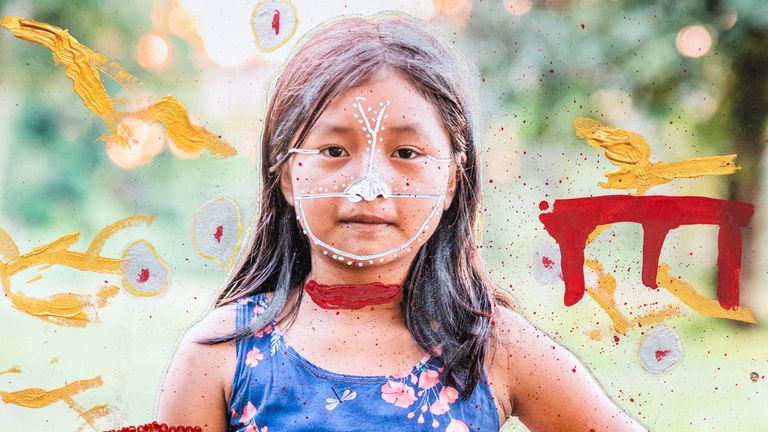 藝術家萊蒂西亞·巴爾韋德斯 (Leticia Valverdes) 與蒙杜庫 (Mundurku) 合作拍攝了自己的裝飾照片，使用當地材料將污染形象化。照片：萊蒂西亞·巴爾韋德斯/Munduruku