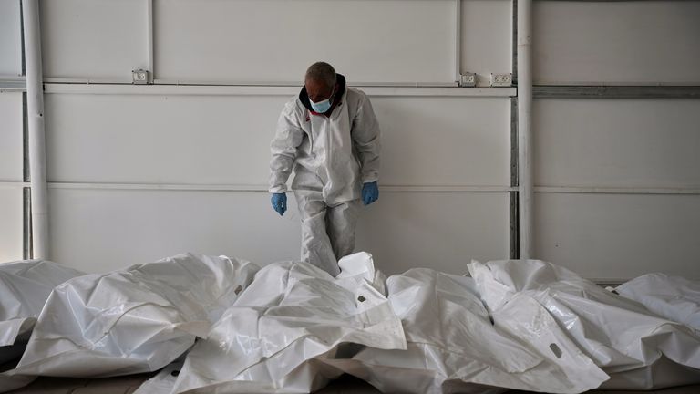 Cesetlerin kimliklerinin belirlenmesi yavaş bir süreç oldu. Resim: AP