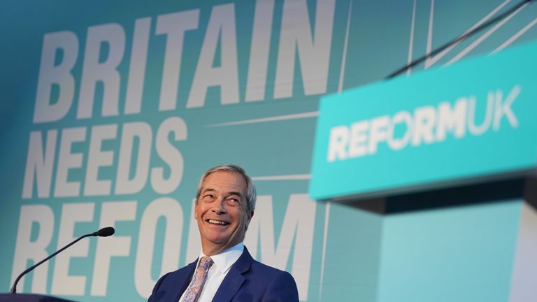 İşçi Partisi kendilerini şu şekilde resmetmeye başladı: "küpeşte" Nigel Farage'a. Resim: PA
