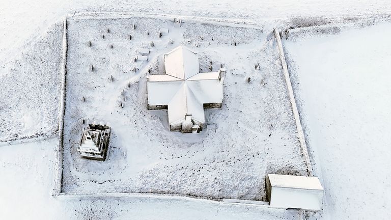 Kar, Northumberland'deki Kiln Pit Hill'deki St Andrew Kilisesi'ni kaplıyor. Resim: PA