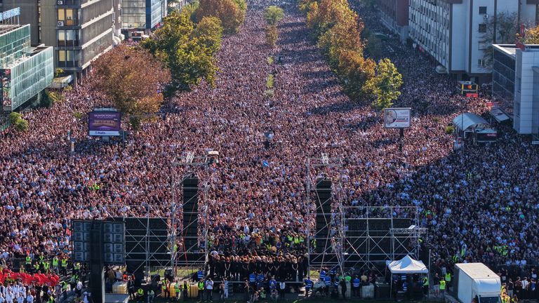 Orang-orang memenuhi jalan-jalan di dekat stasiun kereta. Foto: AP/Armin Durgut
