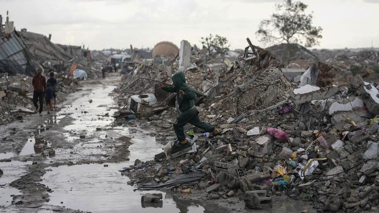 加沙城謝赫拉德萬社區，一名巴勒斯坦兒童在雨中行走。照片：美聯社