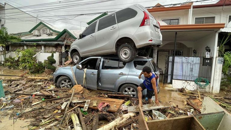 skynews-philippines-cars-typhoon_7071432 Tufão Kalmaegi: Pelo menos 26 mortos após tempestade desencadear fortes chuvas e inundações nas Filipinas | Notícias do mundo