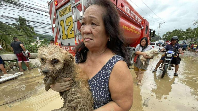 skynews-philippines-kalmaegi_7071472 Tufão Kalmaegi: Pelo menos 26 mortos após tempestade desencadear fortes chuvas e inundações nas Filipinas | Notícias do mundo