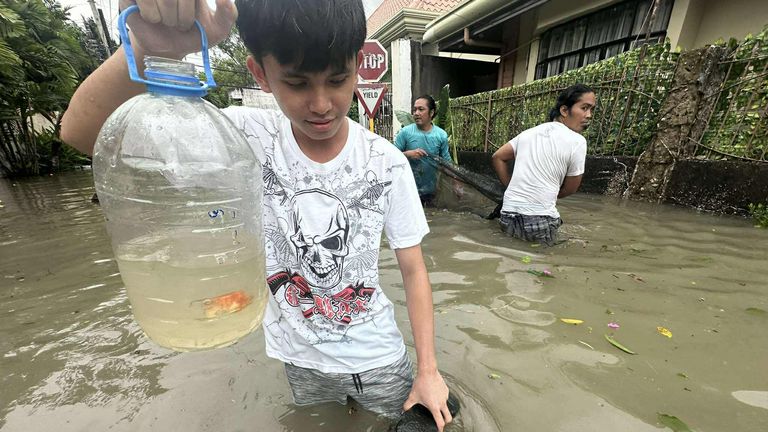 skynews-philippines-kalmaegi_7071473 Tufão Kalmaegi: Pelo menos 26 mortos após tempestade desencadear fortes chuvas e inundações nas Filipinas | Notícias do mundo