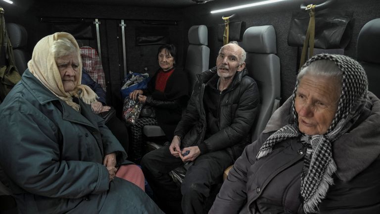 Moradores sentam-se em um veículo blindado enquanto a polícia ucraniana os evacua de Pokrovske em 11 de novembro. Fonte: Reuters