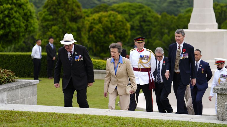 Prenses Anne, Singapur'daki Kranji Savaş Mezarlığı'nı ziyaret etti. Resim: PA