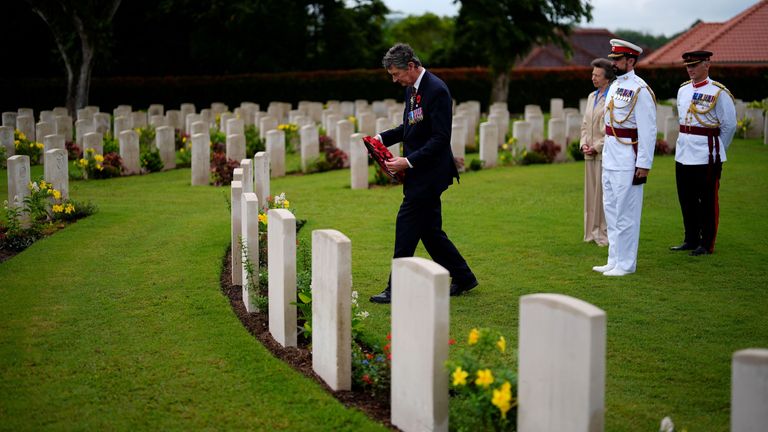 Prenses Anne'nin kocası Sir Timothy Laurence, Singapur'daki Kranji Savaş Mezarlığı'ndaki bir akrabasının mezarına çelenk koydu. Resim: PA