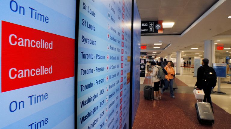 Kapanma, seyahatlerde büyük aksamalara neden oldu. Resim: Reuters