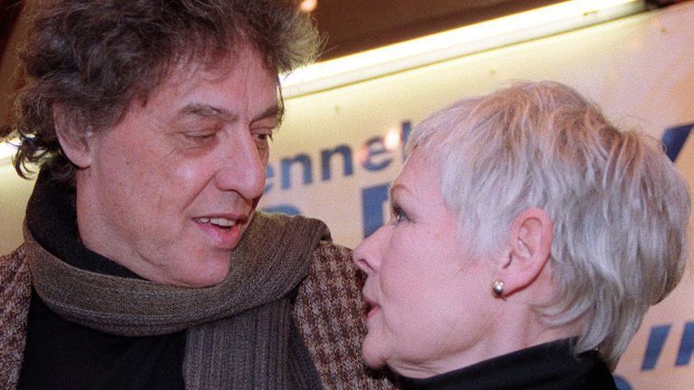 Sir Tom Stoppard ve Dame Judi Dench, 1999'da Londra'da bir fotoğraf görüşmesinde. Dosya resmi: PA