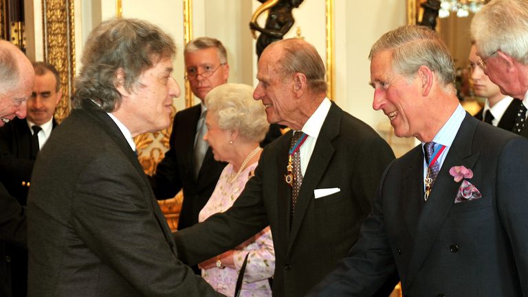 Sir Tom, 2009'da o zamanki Galler Prensi Charles ile tanışır. Dosya resmi: PA